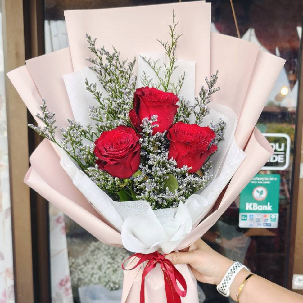 "Warm Embrace" bouquet of 3 red roses - Phuket