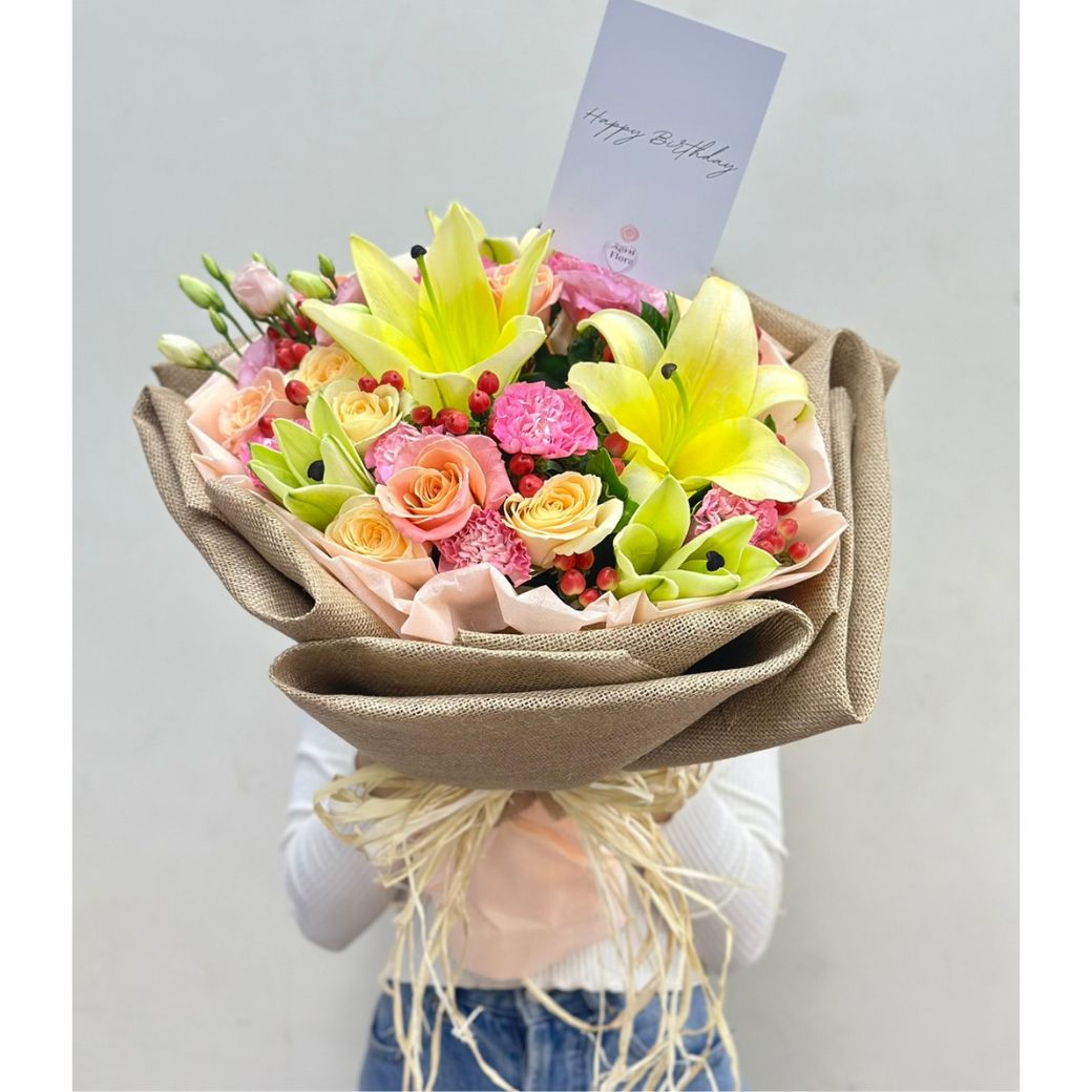 ช่อดอกไม้ Tender Bouquet Of Lilies And Roses