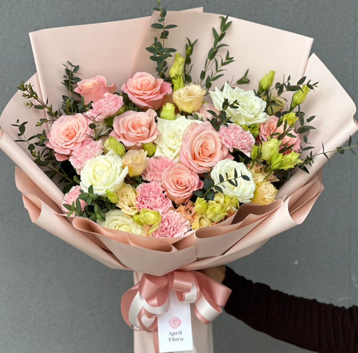 ช่อดอกไม้ Girly Bouquet of Roses