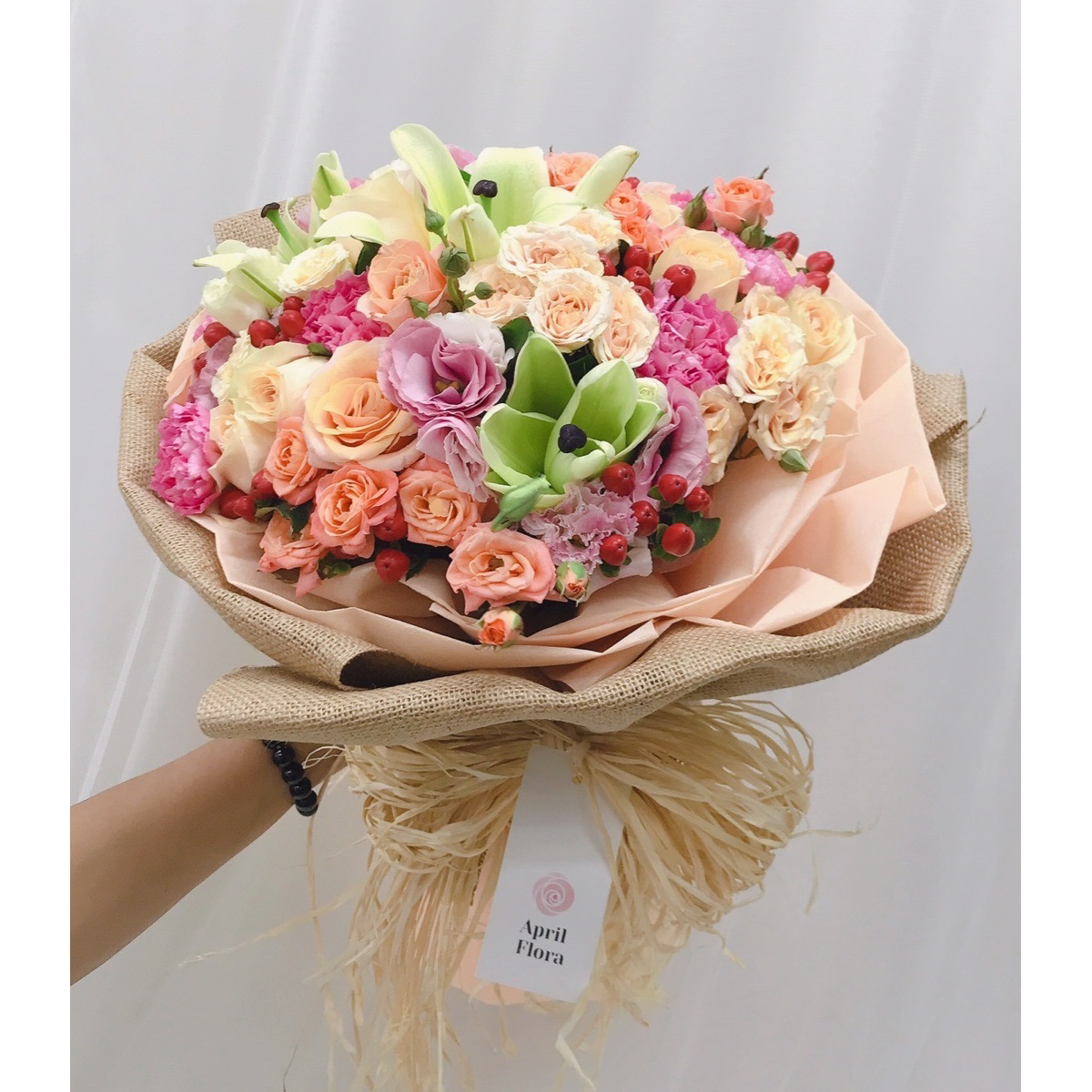 ช่อดอกไม้ Tender Bouquet Of Lilies And Roses