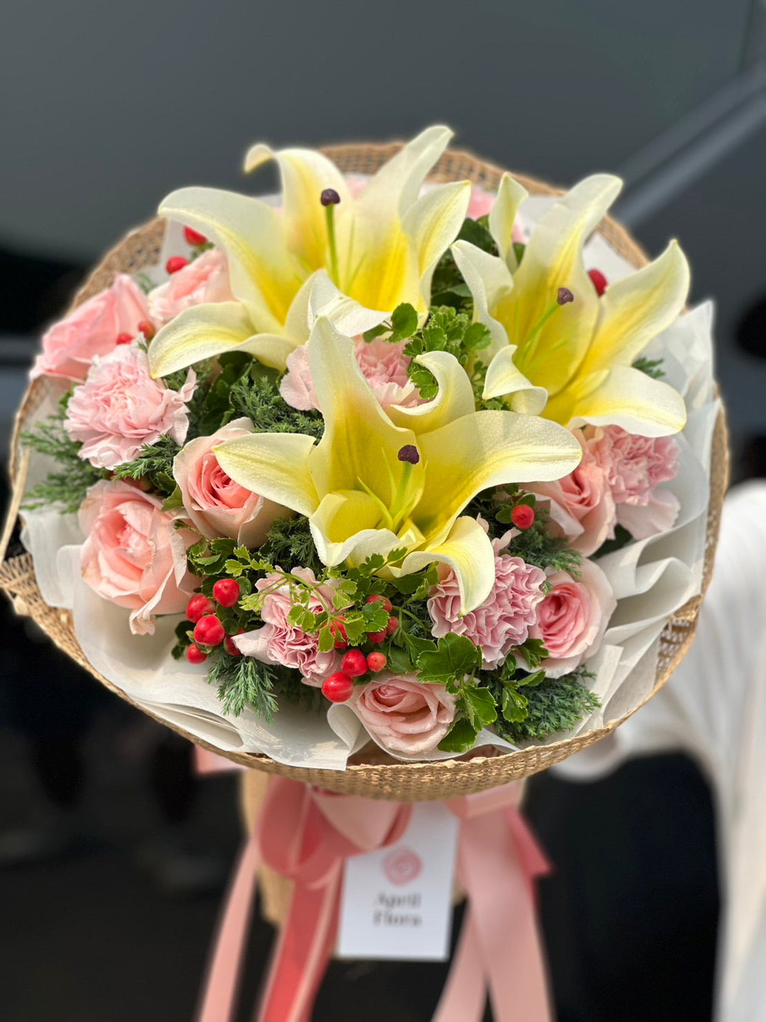 ช่อดอกไม้ Tender Bouquet Of Lilies And Roses