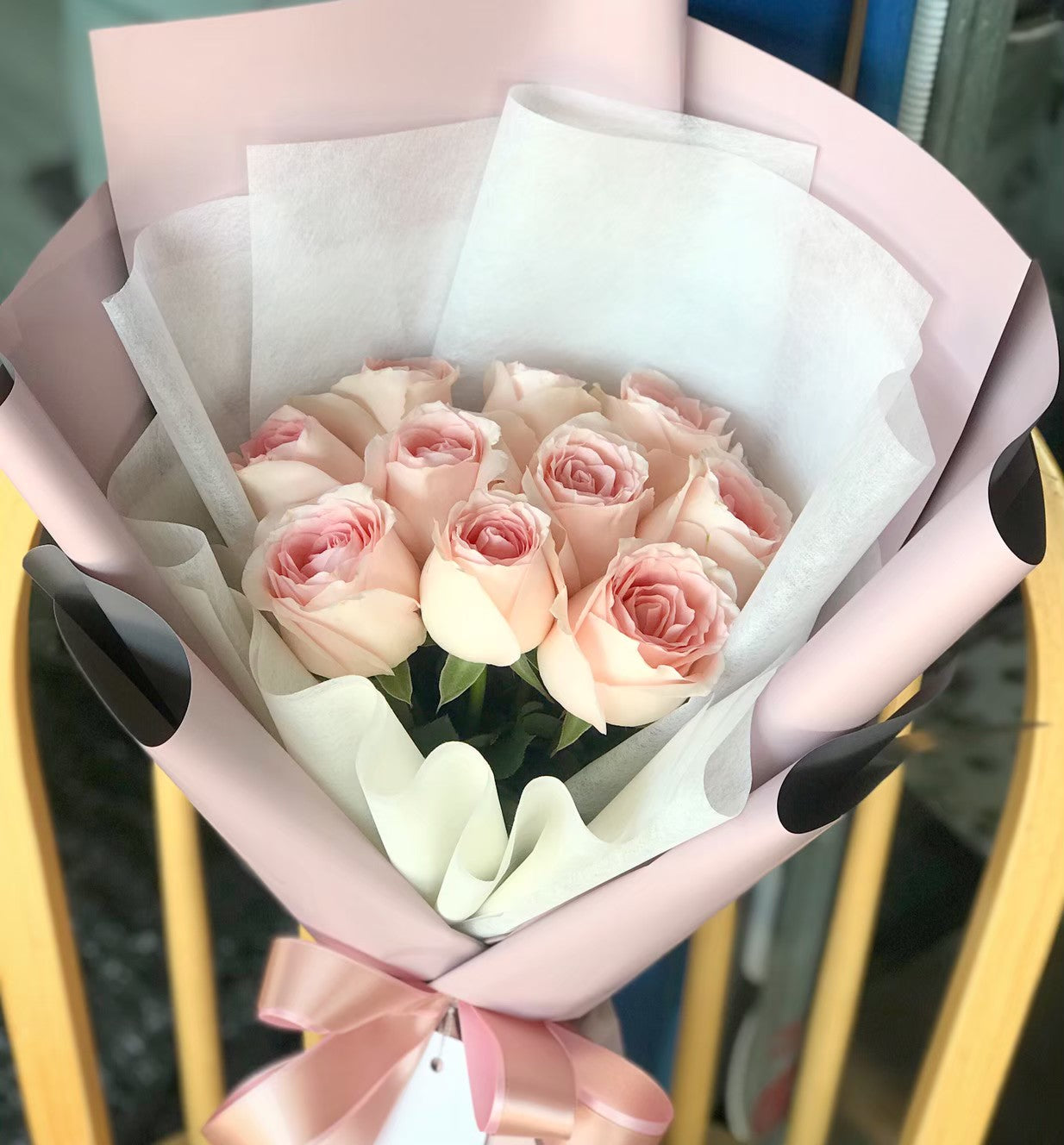 ช่อดอกไม้กุหลาบสีชมพู 10 ดอก
